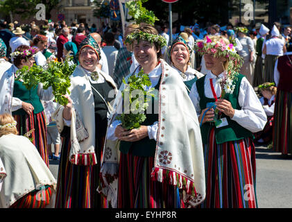 Menschen in Trachten auf die lettische nationale und Tanzfest Stockfoto