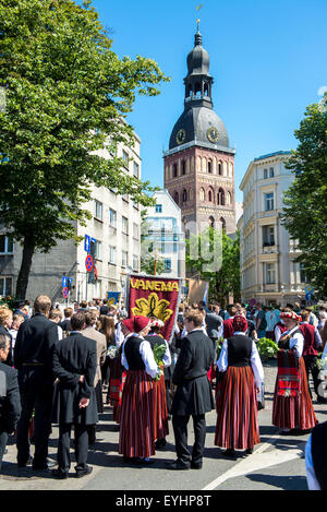 Menschen in Trachten auf die lettische nationale und Tanzfest Stockfoto