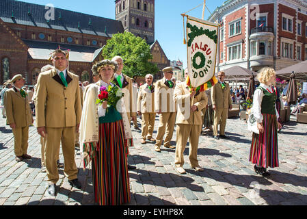 Menschen in Trachten auf die lettische nationale und Tanzfest Stockfoto