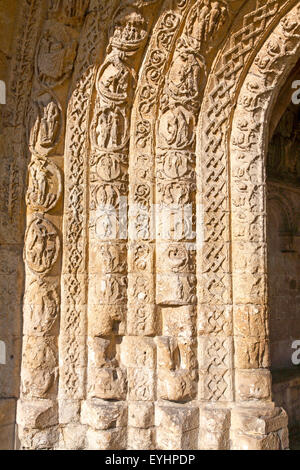 Mauerwerk-Detail von Norman gewölbte Tür Malmesbury Abtei Kirchengebäude, Wiltshire, England, UK Stockfoto