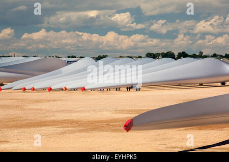 Windsor, Colorado - Wind-Turbinenschaufeln außerhalb der Vestas Wind Systems Fabrik gespeichert. Stockfoto