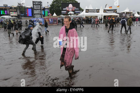 Wacken, Deutschland. 30. Juli 2015. Metall-Fans auf dem Wacken Open Air Festival, wo das Wetter weniger als ideal, in Wacken, Deutschland, 30. Juli 2015 gewesen ist. Foto: AXEL HEIMKEN/DPA/Alamy Live-Nachrichten Stockfoto