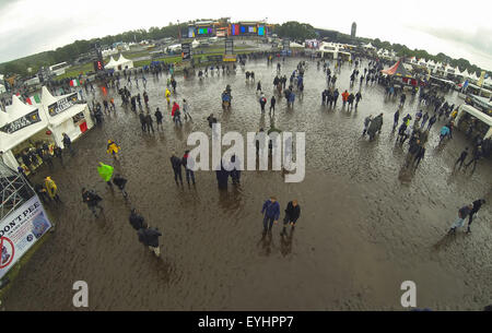 Wacken, Deutschland. 30. Juli 2015. Metall-Fans auf dem Wacken Open Air Festival, wo das Wetter weniger als ideal, in Wacken, Deutschland, 30. Juli 2015 gewesen ist. Foto: AXEL HEIMKEN/DPA/Alamy Live-Nachrichten Stockfoto