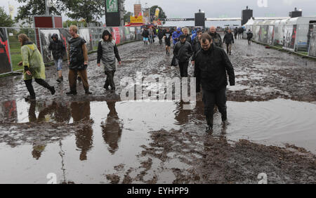 Wacken, Deutschland. 30. Juli 2015. Metall-Fans auf dem Wacken Open Air Festival, wo das Wetter weniger als ideal, in Wacken, Deutschland, 30. Juli 2015 gewesen ist. Foto: AXEL HEIMKEN/DPA/Alamy Live-Nachrichten Stockfoto