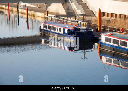 Lastkähne am Fluss Lea und Stelen Kreide Skulpturen am Queen Elizabeth Olympic Park, Stratford, London im März Stockfoto