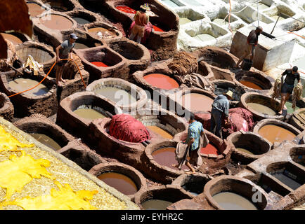 Chouwara Tanney, Gerbereien, die größte in Fez, einer der markantesten Sehenswürdigkeiten und riecht in der Medina, Fez, Marokko, Nordafrika Stockfoto