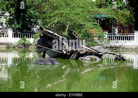 Das B52-Bomber-Wrack Huu Tiep See, Hanoi, Vietnam. Stockfoto