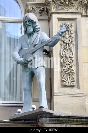 Statue von George Harrison auf der Außenseite von der anstrengenden Nacht im Hotel. Die Stadt von Liverpool, England, UK Stockfoto