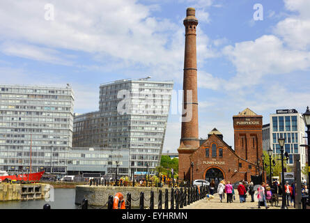 Das Pump House am Albert Dock, alte und neue Gebäude auf Liverpool Skyline, die Stadt Liverpool, England, UK Stockfoto
