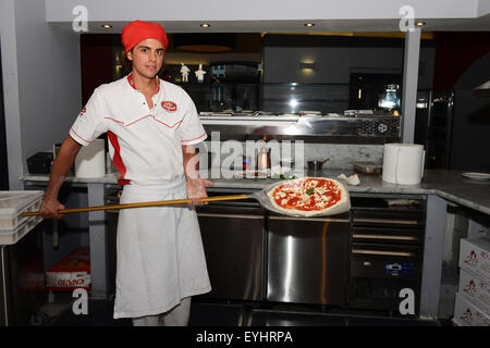 Alessandro Izzo, der Pizzabäcker Pizzeria Palazzo Petrucci im Zentrum von Neapel. Stockfoto