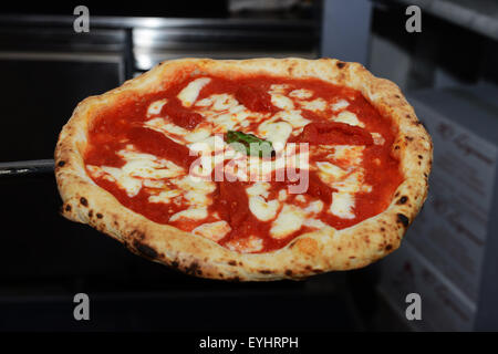 Pizza Napoletaner. Stockfoto