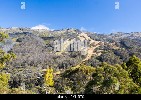 Ein Blick über Thredbo Skigebiet an einem klaren Tag im Herbst in den Snowy Mountains, New South Wales, Australien Stockfoto