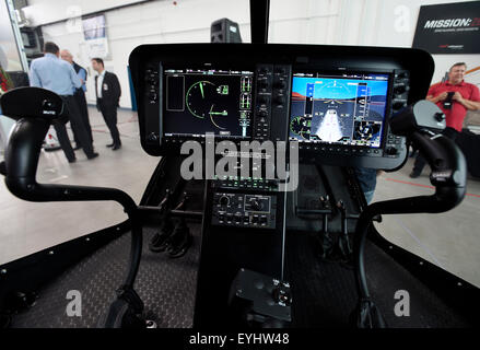 Prag, Tschechische Republik. 30. Juli 2015. Neue Hubschrauber Bell 505 Jet Ranger X wurde in Prag, Tschechische Republik, 30. Juli 2015 vorgestellt. © Roman Vondrous/CTK Foto/Alamy Live-Nachrichten Stockfoto