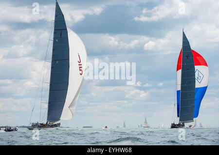 Cowes, Isle Of Wight, UK. 30. Juli 2015. Herrliche J-Klasse-Yachten-Ranger (J5) und Velsheda (J K7) Rennen in East Solent am 4. Tag der Royal Yacht Squadron (RYS) Zweihundertjahrfeier internationalen Regatta. Bildnachweis: Sam Kurtul / Alamy Live News Stockfoto