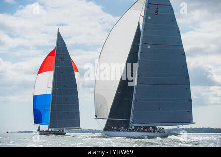 Cowes, Isle Of Wight, UK. 30. Juli 2015. Herrliche J-Klasse-Yachten-Ranger (J5) und Velsheda (J K7) Rennen in East Solent am 4. Tag der Royal Yacht Squadron (RYS) Zweihundertjahrfeier internationalen Regatta. Bildnachweis: Sam Kurtul / Alamy Live News Stockfoto