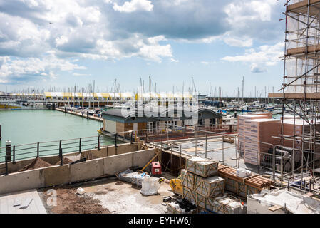 Brighton, UK. 30. Juli 2015. Durch den Schlepper Ardani geschleppt, geschoben von der Adept und schließlich geschleppten rohe Kraft einrastet - wird die neue Brighton Marina Yacht Club, eines der größten schwimmenden Gebäude im Vereinigten Königreich auf 3500 qm in sein Zuhause in Brighton Marina verschoben. Bildnachweis: Julia Claxton/Alamy Live-Nachrichten Stockfoto