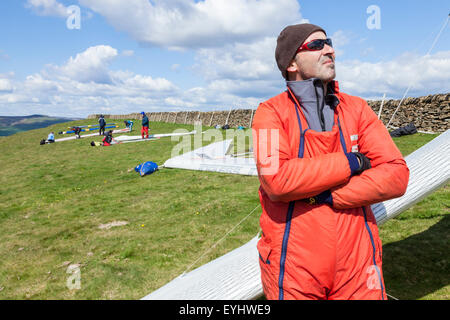 Paragleiter in Anbetracht der Witterungsverhältnisse zu Bradwell Kante, Derbyshire, Peak District National Park, England, Großbritannien Stockfoto
