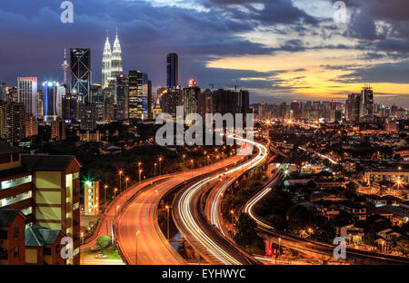 Die Aussicht auf die Skyline von Kuala Lumpur City während des Sonnenuntergangs. Stockfoto