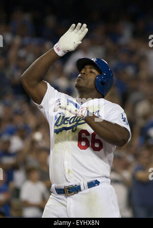 Los Angeles, Kalifornien, Vereinigte Staaten von Amerika, USA. 29. Juli 2015. Yasiel Puig #66 der Los Angeles Dodgers feiert als er Hauptplatte auf seinen zwei run Home Run im vierten Inning gegen die Oakland Athletics im Dodger Stadium am 29. Juli 2015 in Los Angeles, California.ARMANDO ARORIZO überquert. © Armando Arorizo/Prensa Internacional/ZUMA Draht/Alamy Live News Stockfoto