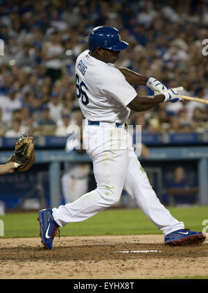 Los Angeles, Kalifornien, Vereinigte Staaten von Amerika, USA. 29. Juli 2015. Yasiel Puig #66 der Los Angeles Dodgers trifft einen zwei run Home Run im vierten Inning gegen die Oakland Athletics im Dodger Stadium am 29. Juli 2015 in Los Angeles, California.ARMANDO ARORIZO. © Armando Arorizo/Prensa Internacional/ZUMA Draht/Alamy Live News Stockfoto