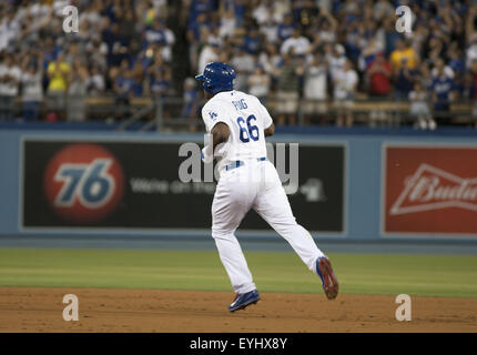 Los Angeles, Kalifornien, Vereinigte Staaten von Amerika, USA. 29. Juli 2015. Yasiel Puig #66 der Los Angeles Dodgers feiert als er Hauptplatte auf seinen zwei run Home Run im vierten Inning gegen die Oakland Athletics im Dodger Stadium am 29. Juli 2015 in Los Angeles, California.ARMANDO ARORIZO überquert. © Armando Arorizo/Prensa Internacional/ZUMA Draht/Alamy Live News Stockfoto