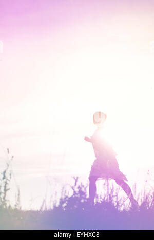 Frau läuft in die Freiheit durch Landschaft Feld, Flucht, Breakout Konzept, Silhouette der weiblichen Person, Doppelbelichtung Stockfoto