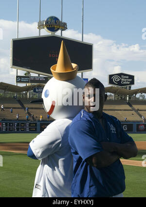 Los Angeles, Kalifornien, Vereinigte Staaten von Amerika, USA. 29. Juli 2015. Yasiel Puig #66 von den Los Angeles Dodgers besitzen für ein Bild mit Jack in der Box Spitzenphysik vor dem Spiel mit den Oakland Athletics im Dodger Stadium am 29. Juli 2015 in Los Angeles, California.ARMANDO ARORIZO. © Armando Arorizo/Prensa Internacional/ZUMA Draht/Alamy Live News Stockfoto