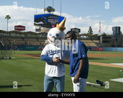 Los Angeles, Kalifornien, Vereinigte Staaten von Amerika, USA. 29. Juli 2015. Yasiel Puig #66 von den Los Angeles Dodgers besitzen für ein Bild mit Jack in der Box Spitzenphysik vor dem Spiel mit den Oakland Athletics im Dodger Stadium am 29. Juli 2015 in Los Angeles, California.ARMANDO ARORIZO. © Armando Arorizo/Prensa Internacional/ZUMA Draht/Alamy Live News Stockfoto