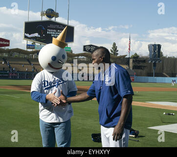 Los Angeles, Kalifornien, Vereinigte Staaten von Amerika, USA. 29. Juli 2015. Yasiel Puig #66 von den Los Angeles Dodgers besitzen für ein Bild mit Jack in der Box Spitzenphysik vor dem Spiel mit den Oakland Athletics im Dodger Stadium am 29. Juli 2015 in Los Angeles, California.ARMANDO ARORIZO. © Armando Arorizo/Prensa Internacional/ZUMA Draht/Alamy Live News Stockfoto