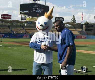 Los Angeles, Kalifornien, Vereinigte Staaten von Amerika, USA. 29. Juli 2015. Yasiel Puig #66 von den Los Angeles Dodgers besitzen für ein Bild mit Jack in der Box Spitzenphysik vor dem Spiel mit den Oakland Athletics im Dodger Stadium am 29. Juli 2015 in Los Angeles, California.ARMANDO ARORIZO. © Armando Arorizo/Prensa Internacional/ZUMA Draht/Alamy Live News Stockfoto