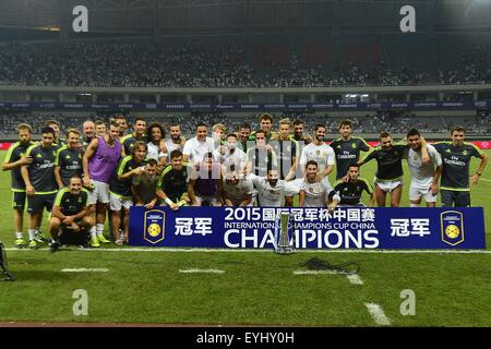 Shanghai, Volksrepublik China. 30. Juli 2015. Real Madrid-Team feiert mit der Trophäe nach Takten AC Milan im Shanghai-Stadion in Shanghai, China. Bildnachweis: Marcio Machado/ZUMA Draht/Alamy Live-Nachrichten Stockfoto