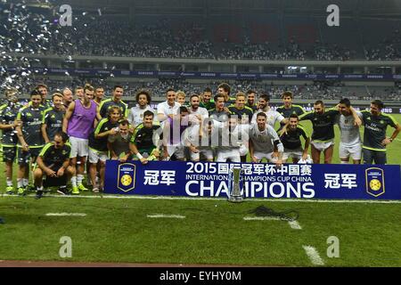 Shanghai, Volksrepublik China. 30. Juli 2015. Real Madrid-Team feiert mit der Trophäe nach Takten AC Milan im Shanghai-Stadion in Shanghai, China. Bildnachweis: Marcio Machado/ZUMA Draht/Alamy Live-Nachrichten Stockfoto