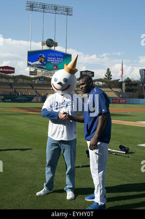 Los Angeles, Kalifornien, Vereinigte Staaten von Amerika, USA. 29. Juli 2015. Yasiel Puig #66 von den Los Angeles Dodgers besitzen für ein Bild mit Jack in der Box Spitzenphysik vor dem Spiel mit den Oakland Athletics im Dodger Stadium am 29. Juli 2015 in Los Angeles, California.ARMANDO ARORIZO. © Armando Arorizo/Prensa Internacional/ZUMA Draht/Alamy Live News Stockfoto