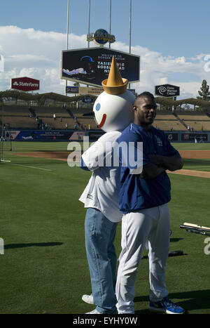 Los Angeles, Kalifornien, Vereinigte Staaten von Amerika, USA. 29. Juli 2015. Yasiel Puig #66 von den Los Angeles Dodgers besitzen für ein Bild mit Jack in der Box Spitzenphysik vor dem Spiel mit den Oakland Athletics im Dodger Stadium am 29. Juli 2015 in Los Angeles, California.ARMANDO ARORIZO. © Armando Arorizo/Prensa Internacional/ZUMA Draht/Alamy Live News Stockfoto