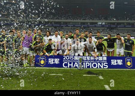 Shanghai, Volksrepublik China. 30. Juli 2015. Real Madrid-Team feiert mit der Trophäe nach Takten AC Milan im Shanghai-Stadion in Shanghai, China. Bildnachweis: Marcio Machado/ZUMA Draht/Alamy Live-Nachrichten Stockfoto