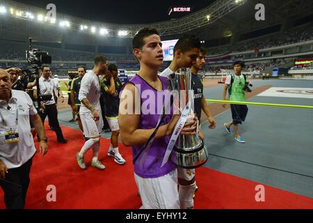 Shanghai, Volksrepublik China. 30. Juli 2015. Real Madrid JAMES RODRIGUEZ feiert mit der Trophäe nach Takten AC Milan im Shanghai-Stadion in Shanghai, China. Bildnachweis: Marcio Machado/ZUMA Draht/Alamy Live-Nachrichten Stockfoto