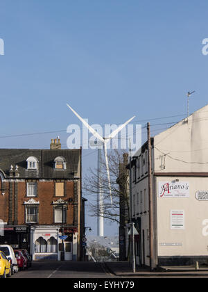 Lowestoft, Suffolk, England. Windkraftanlage zwischen den Häusern an der High Street. Stockfoto