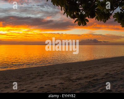 Flic En Flac, Mauritius. La Pirogue Touristenort. Goldener Sonnenuntergang. Stockfoto
