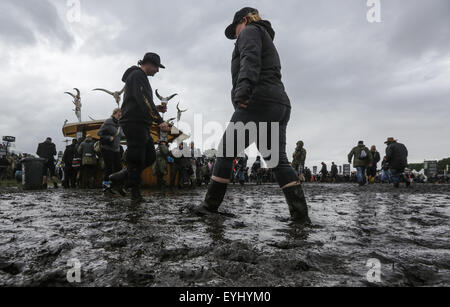 Wacken, Deutschland. 30. Juli 2015. Metall-Fans auf dem Wacken Open Air Festival, wo das Wetter weniger als ideal, in Wacken, Deutschland, 30. Juli 2015 gewesen ist. Foto: AXEL HEIMKEN/DPA/Alamy Live-Nachrichten Stockfoto