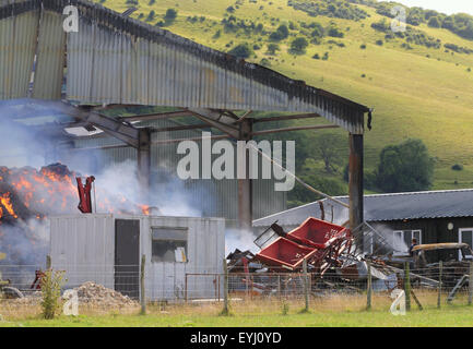 Plumpton, East Sussex, Großbritannien. Juli 2015. Die Feuerwehr enthält Feuer in der Heu- und Strohlagerscheune des Plumpton Agricultural College Stockfoto