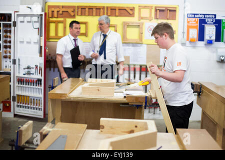 Lehrer bewerten eine hölzerne Arbeitsklasse am College in Bolton Stockfoto