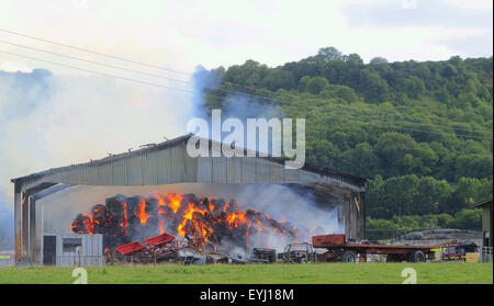 Plumpton, East Sussex, Großbritannien. Juli 2015. Die Feuerwehr enthält Feuer in der Heu- und Strohlagerscheune des Plumpton Agricultural College Stockfoto