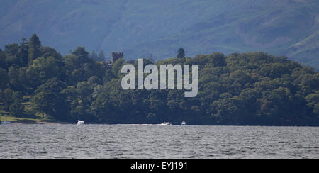 Lake Windermere Cumbria 30. Juli 2015 UK Wetter Lake Windermere. Sonnigen Nachmittag. Wray Burg Türme zeigt durch die Bäume am Ufer des See-Credit: Gordon Shoosmith/Alamy Live News Stockfoto