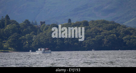 Lake Windermere Cumbria 30. Juli 2015 UK Wetter Lake Windermere. Sonnigen Nachmittag. Wray Burg Türme zeigt durch die Bäume am Ufer des See-Credit: Gordon Shoosmith/Alamy Live News Stockfoto