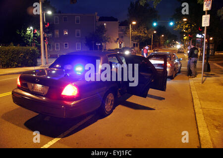 Schlichte bekleidet Polizisten stoppen einen Mietwagen in Boston, Massachusetts, USA Stockfoto