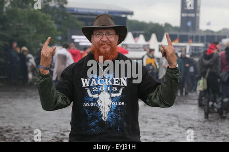 Wacken, Deutschland. 30. Juli 2015. Thomas Knedel von Dänemark auf dem Wacken Open Air Festival, wo das Wetter weniger als ideal, in Wacken, Deutschland, 30. Juli 2015 gewesen ist. Foto: AXEL HEIMKEN/DPA/Alamy Live-Nachrichten Stockfoto