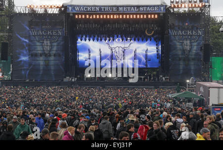 Wacken, Deutschland. 30. Juli 2015. Metall-Fans auf dem Wacken Open Air Festival, wo das Wetter weniger als ideal, in Wacken, Deutschland, 30. Juli 2015 gewesen ist. Foto: AXEL HEIMKEN/DPA/Alamy Live-Nachrichten Stockfoto