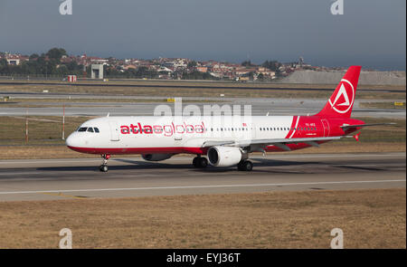 ISTANBUL, Türkei - 9. Juli 2015: AtlasGlobal Airline Airbus A321-211 (CN 823) startet vom Flughafen Istanbul-Atatürk. AtlasGlo Stockfoto