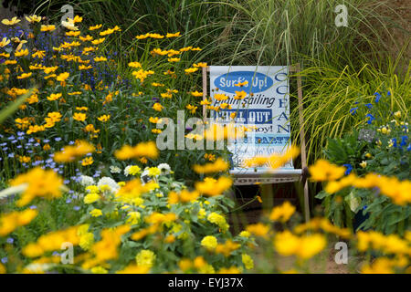 Liegestuhl im Strand-Stil Blume Schaugarten am Ball Colegrave Gardens Tag der offenen Tür. Adderbury, Banbury, Oxfordshire, England Stockfoto