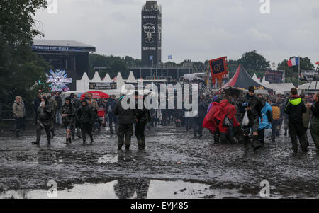 Wacken, Deutschland. 30. Juli 2015. Metall-Fans auf dem Wacken Open Air Festival, wo das Wetter weniger als ideal, in Wacken, Deutschland, 30. Juli 2015 gewesen ist. Foto: AXEL HEIMKEN/DPA/Alamy Live-Nachrichten Stockfoto